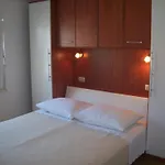 洛萨别墅酒店 *